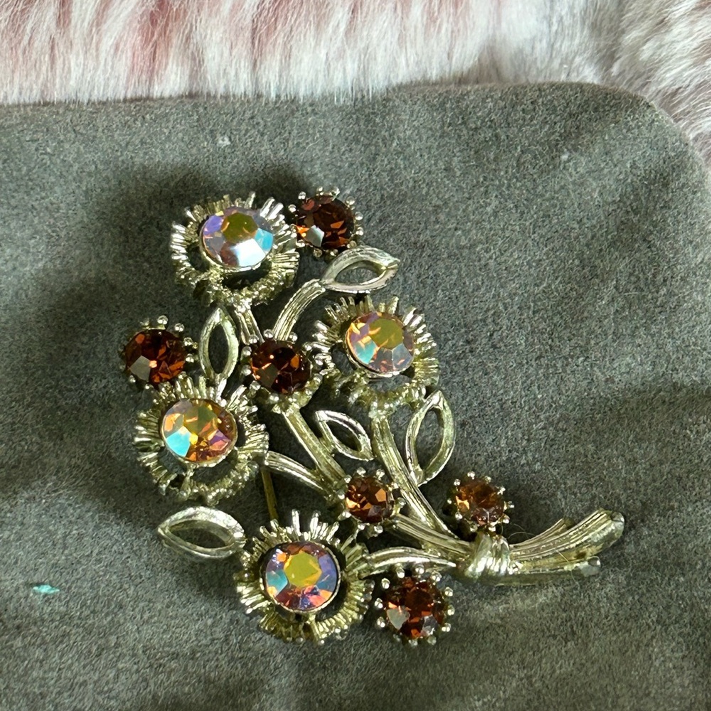 Vintage Lisner Collectible Flower Pin/Brooch